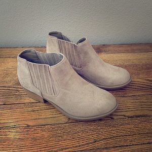 NWOT Tan ankle booties